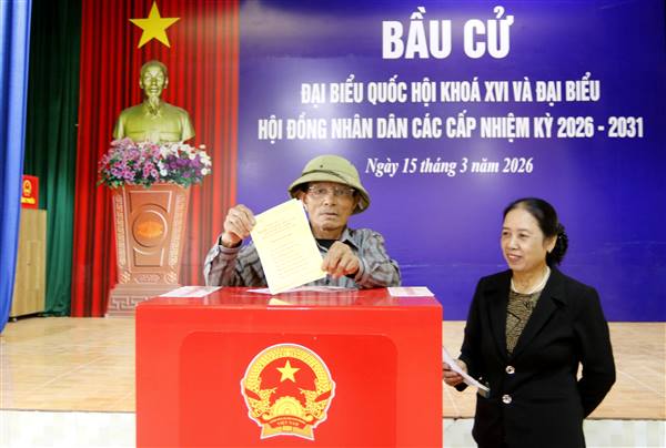 16/16 khu vực bỏ phiếu phường Phạm Sư Mạnh đồng loạt khai mạc Ngày hội bầu cử