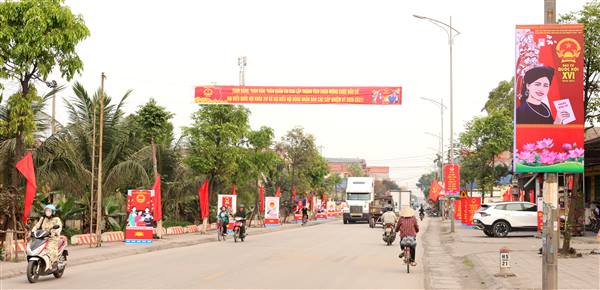 Rộn ràng không khí ngày hội non sông ở phường Phạm Sư Mạnh
