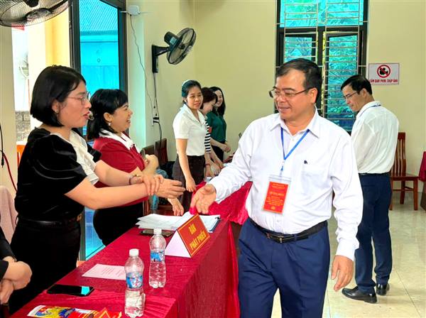 Đoàn giám sát của thành phố kiểm tra công tác tổ chức bầu cử tại phường Phạm Sư Mạnh