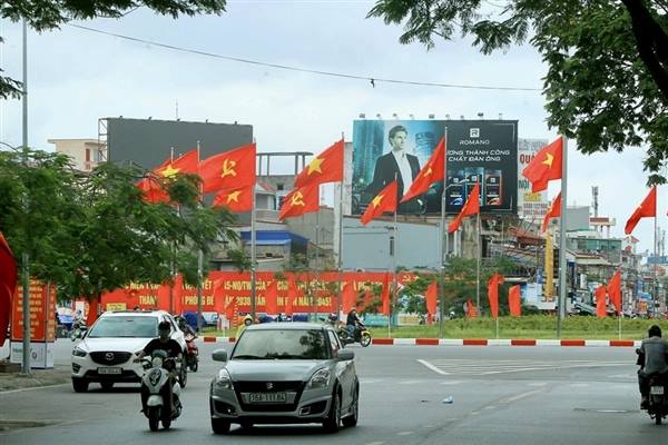 Treo cờ Tổ quốc, cờ Đảng chào mừng các ngày lễ lớn trong tháng 4, tháng 5 và Lễ hội Hoa Phượng Đỏ - Hải Phòng 2026