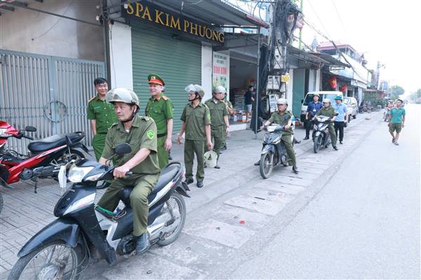 Ban an toàn giao thông phường Phạm Sư Mạnh ra quân giải tỏa vi phạm hành lang an toàn giao thông trên tuyến đường tỉnh lộ 389, đường Trần Hưng Đạo