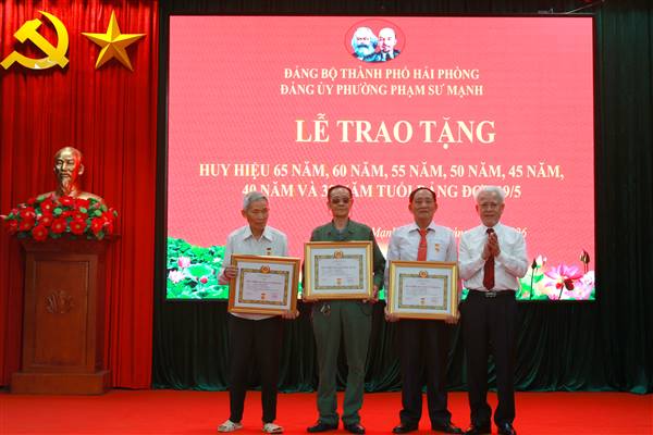 Đảng bộ phường Phạm Sư Mạnh tổ chức Lễ trao tặng huy hiệu Đảng đợt 19/5