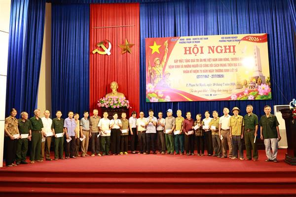 Phường Phạm Sư Mạnh tổ chức hội nghị gặp mặt, trao tặng quà tri ân người có công nhân dịp kỷ niệm 79 năm ngày Thương binh - liệt sỹ