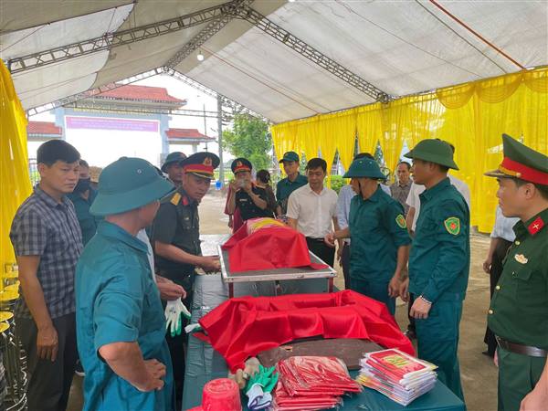 Phường Phạm Sư Mạnh tổ chức Lễ dâng hương, dâng hoa và lấy mẫu hài cốt liệt sĩ đối với 62 mộ chưa xác định được thông tin tại các nghĩa trang liệt sĩ trên địa bàn