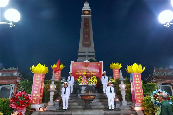 Phường Phạm Sư Mạnh đồng loạt tổ chức thành công lễ dâng hương, thắp nến tri ân các anh hùng liệt sĩ