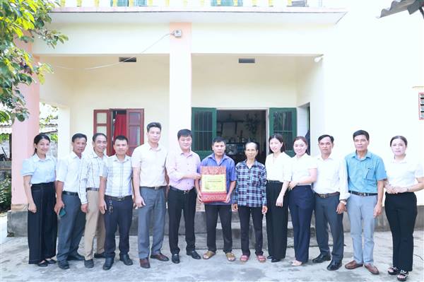 Phường Phạm Sư Mạnh tổ chức các đoàn thăm, tặng quà Mẹ Việt Nam anh hùng, người có công với cách mạng và thân nhân liệt sĩ nhân dịp kỷ niệm 79 năm ngày thương binh - liệt sĩ