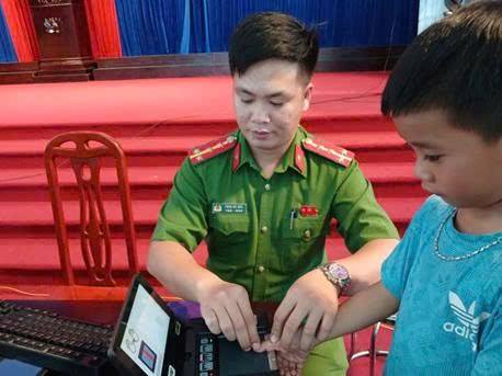 Công an phường Phạm Sư Mạnh đẩy mạnh cấp Căn cước, kích hoạt định danh điện tử cho trẻ em