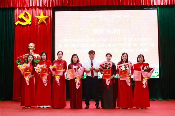 Đảng ủy phường Phạm Sư Mạnh công bố các quyết định thành lập tổ chức Đảng và chỉ định nhân sự cấp ủy các trường học
