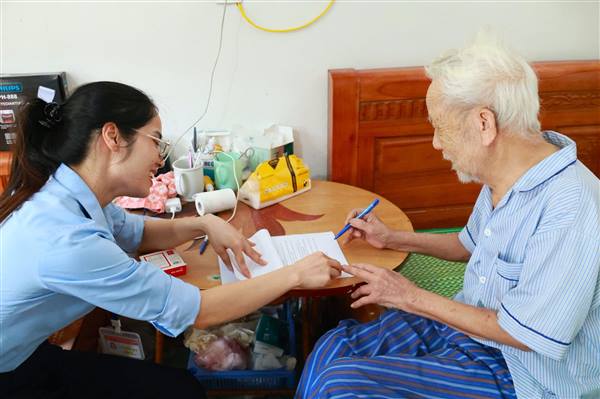Trung tâm phục vụ hành chính công phường Phạm Sư Mạnh tổ chức lưu động hỗ trợ nhân dân chứng thực giấy ủy quyền nhận thay lương hưu và trợ cấp xã hội