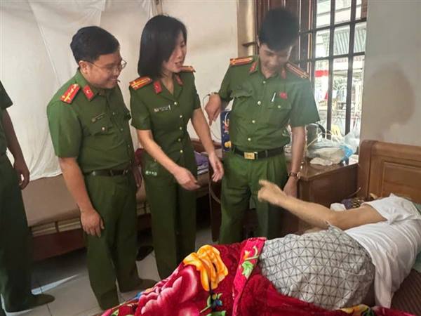 Công an phường Phạm Sư Mạnh thăm hỏi, tri ân cán bộ Công an qua các thời kỳ