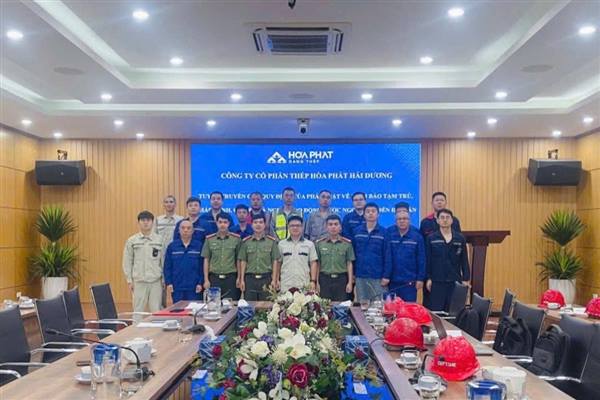 Công an phường Phạm Sư Mạnh tuyên truyền pháp luật cho người lao động nước ngoài