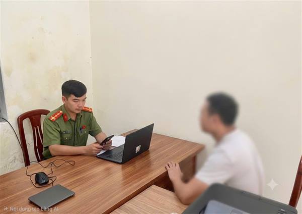Công an phường Phạm Sư Mạnh tuyên truyền, nhắc nhở công dân tương tác nội dung xấu, độc trên mạng xã hội