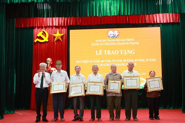 Phường Phạm Sư Mạnh tổ chức lễ trao tặng huy hiệu Đảng đợt 02/9/2026
