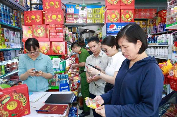 Công an phường Phạm Sư Mạnh phối hợp kiểm tra an toàn thực phẩm dịp Tết Trung thu năm 2026