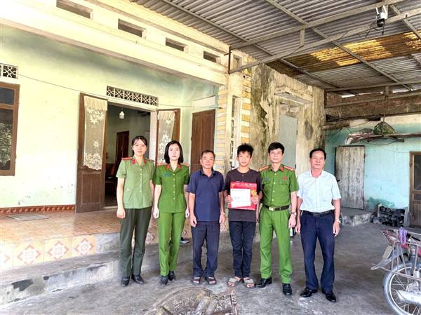 Công an phường Phạm Sư Mạnh tặng quà con nuôi nhân dịp năm học mới