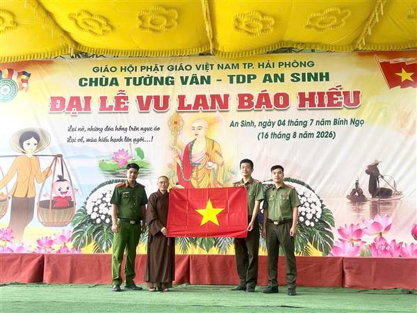 Công an phường Phạm Sư Mạnh vận động các cơ sở tôn giáo treo cờ Tổ quốc