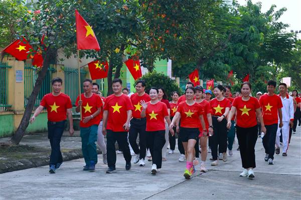 Phường Phạm Sư Mạnh tổ chức chương trình đi bộ "Cùng Việt Nam tiến bước" năm 2026