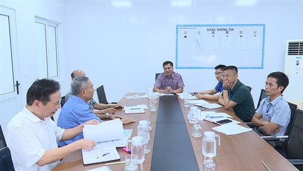 Đồng chí Chủ tịch Uỷ ban nhân dân phường Phạm Văn Diện tiếp, giải quyết đơn của gia đình bà Vũ Thị Hồng

