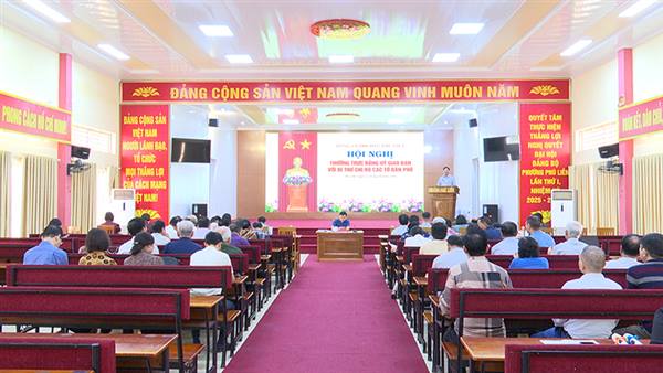 Thường trực Đảng ủy phường giao ban với Bí thư chi bộ các tổ dân phố