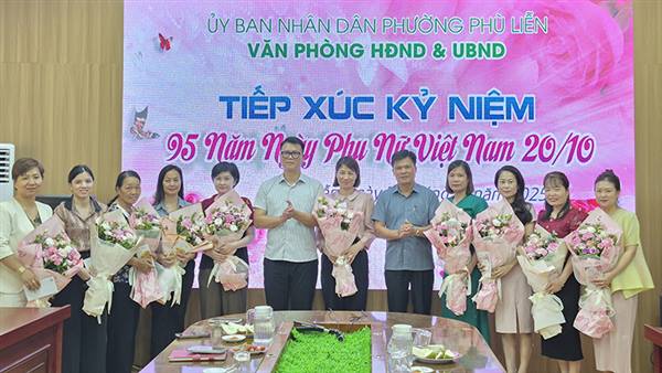 Văn phòng HĐND và UBND phường tiếp xúc kỷ niệm 95 năm Ngày Phụ nữ Việt Nam 20/10
