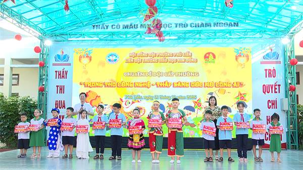 Liên đội trường Tiểu học Kim Đồng tổ chức chuyên đề Đội với chủ đề “Trung thu công nghệ - Thắp sáng ước mơ cùng AI”