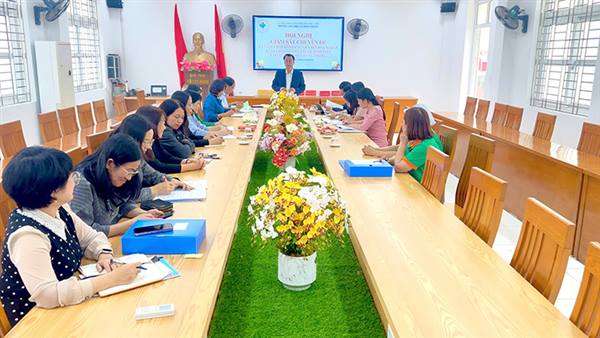 Ban Văn hóa - Xã hội HĐND phường giám sát việc chấp hành các quy định của pháp luật trong công tác bảo đảm vệ sinh an toàn thực phẩm tại trường Tiểu học Lê Hồng Phong