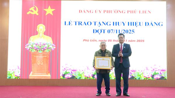 Đảng uỷ phường tổ chức lễ trao tặng Huy hiệu Đảng đợt 7/11/2025