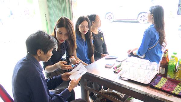 Phường Phù Liễn ra quân chiến dịch “Bình dân học vụ số” – hướng dẫn cài đặt, sử dụng ứng dụng eGOV – Residental Group đến từng hộ dân