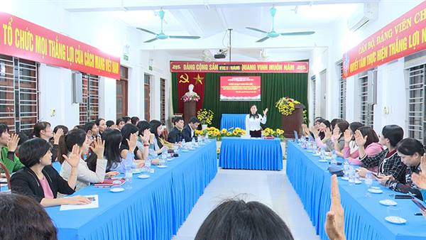 Chi bộ Trường Tiểu học Ngọc Sơn tổ chức sinh hoạt chuyên đề “Xây dựng trường học số nhằm nâng cao kỹ năng số cho đảng viên, giáo viên”