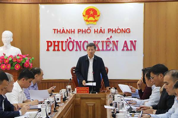 Đồng chí Phó Chủ tịch Thường trực UBND thành phố Lê Anh Quân kiểm tra tình hình thực hiện công tác giải phóng mặt bằng và giải ngân vốn đầu tư công trên địa bàn phường Phù Liễn