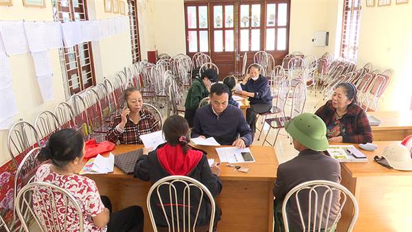 UBND phường hỗ trợ người dân hoàn thiện hồ sơ nhận kinh phí bồi thường, hỗ trợ giải phóng mặt bằng thực hiện dự án đường nối Nguyễn Lương Bằng – Trần Nhân Tông