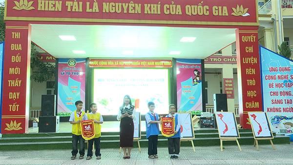 Trường Tiểu học Lý Tự Trọng tổ chức tuyên truyền phân loại chất thải rắn sinh hoạt tại nguồn với chủ đề “Học sinh xanh – Trường học xanh – Hành động xanh”