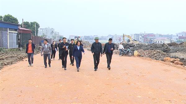 Tập trung mọi nguồn lực thi công để hoàn thành các dự án giao thông trên địa bàn phường đúng tiến độ, phục vụ nhu cầu đi lại, an sinh xã hội và giữ vững an ninh trật tự trước Tết Nguyên đán