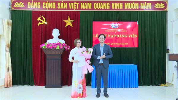 Chi bộ trường Tiểu học Kim Đồng tổ chức lễ kết nạp Đảng viên mới