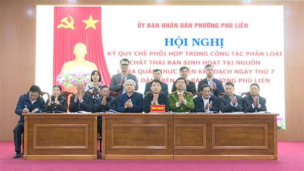 UBND phường tổ chức ký quy chế phối hợp trong công tác phân loại chất thải rắn sinh hoạt tại nguồn và ra quân thực hiện Kế hoạch “Ngày thứ 7 cùng dân”