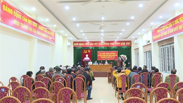 Đồng chí Bí thư Đảng ủy, Chủ tịch HĐND phường Bùi Thị Tuyết Mai –cùng các đại biểu trong tổ đại biểu HĐND phường số 1 tiếp xúc cử tri các tổ dân phố số 2, số 3, số 5 và tổ dân phố Nam Hải chuẩn bị kỳ họp thường lệ cuối năm 2025