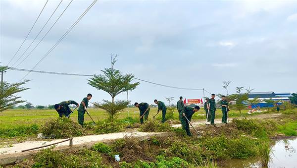 Lữ đoàn 603 dọn vệ sinh môi trường 3 tuyến đường trên địa bàn phường thực hiện Kế hoạch hành quân dã ngoại làm công tác dân vận giai đoạn 2 năm 2025

