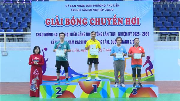 Hơn 100 vận động viên tham dự giải bóng chuyền hơi chào mừng Đại hội đại biểu Đảng bộ phường lần thứ nhất, kỷ niệm 80 năm Cách mạng tháng Tám, Quốc Khánh 2/9