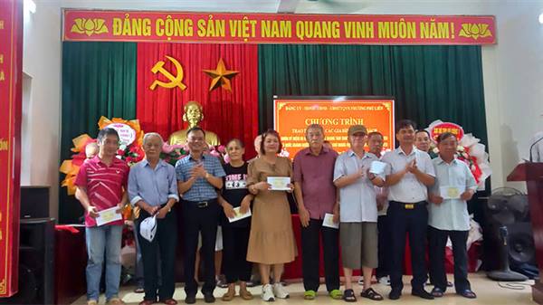 Đồng chí Phó Chủ tịch Uỷ ban nhân dân phường Mai Thế Ngọc tặng quà 49 gia đình chính sách, người có công với cách mạng