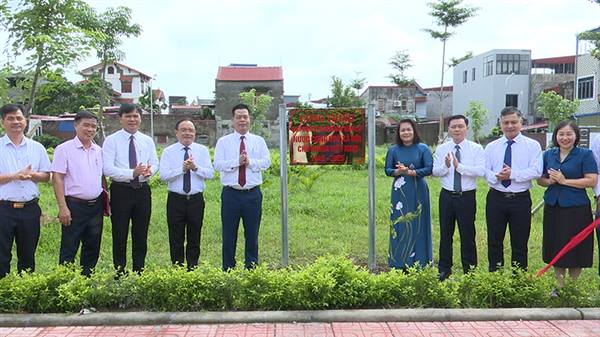 Gắn biển Nhà lớp học 4 tầng Trường Trung học cơ sở Lương Khánh Thiện và Vườn hoa Phù Liễn là công trình chào mừng kỷ niệm 80 năm Cách mạng tháng Tám, Quốc khánh nước Cộng hòa xã hội chủ nghĩa Việt Nam 