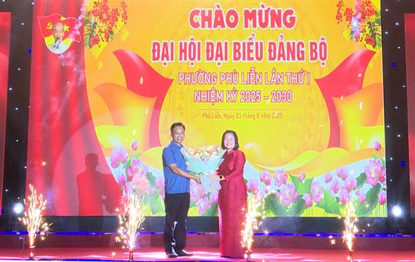 Ấn tượng chương trình nghệ thuật “Phù Liễn đón bình minh” chào mừng Đại hội đại biểu Đảng bộ phường Phù Liễn lần thứ I, nhiệm kỳ 2025–2030