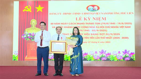 Phường Phù Liễn tổ chức Lễ kỷ niệm 80 năm Cách mạng tháng Tám và Quốc khánh nước Cộng hòa xã hội chủ nghĩa Việt Nam, trao tặng Huy hiệu Đảng đợt 02/9; tuyên dương điển hình tiên tiến lần thứ I, giai đoạn 2020 - 2025