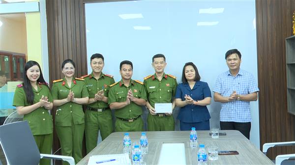 Lãnh đạo phường khen thưởng đột xuất Công an phường liên tiếp lập nhiều thành tích trong tấn công trấn áp tội phạm