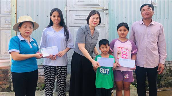 Hội Liên hiệp Phụ nữ phường Phù Liễn tặng quà 10 học sinh có hoàn cảnh khó khăn tại xóm Chài và các cháu mồ côi theo chương trình mẹ đỡ đầu