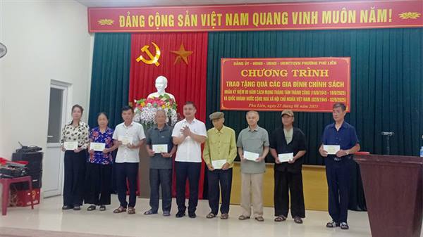 Đồng chí Phó Chủ tịch HĐND phường Lại Vĩnh Ngọc trao quà tặng 52 gia đình chính sách, người có công với cách mạng trên địa bàn các tổ dân phố Lê Tảo 1, Lệ Tảo 2, Lệ Tảo 3