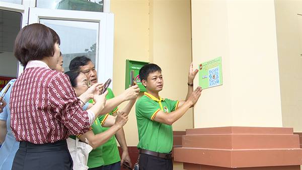 Hội Nông dân phường Phù Liễn triển khai mô hình chuyển đổi&nbsp;số “Gắn mã QR Cổng thông tin điện tử&nbsp;phường “&nbsp;tại các nhà văn hóa tổ dân phố và khu vực xóm chài