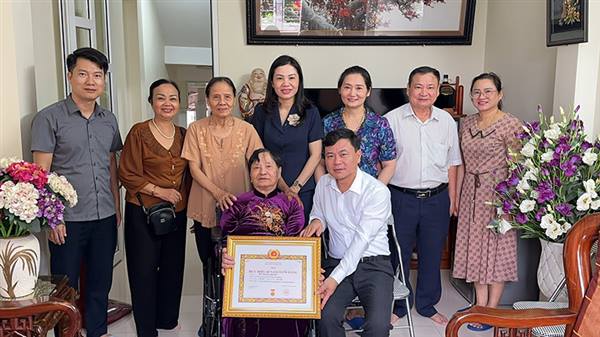 Đồng chí Phó Bí thư Thường trực Đảng ủy phường Phạm Tiến Thắng trao Huy hiệu Đảng đợt 2/9/2025  tại nhà cho các Đảng viên sức khỏe yếu