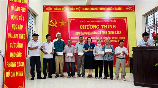 Đồng chí Hoàng Thị Minh Thúy – Chủ tịch Uỷ ban Mặt trận Tổ quốc Việt Nam phường tặng quà 64 gia đình chính sách, người có công với cách mạng