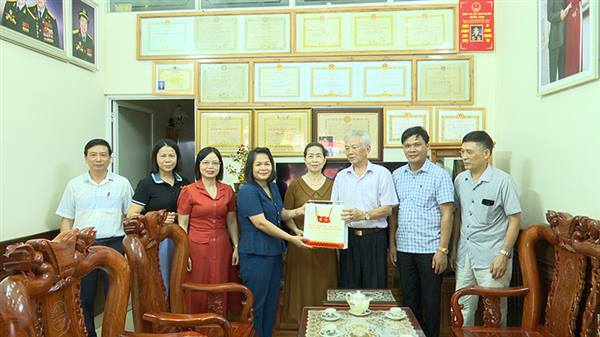 Phường Phù Liễn tổ chức tặng quà tất cả 934 gia đình chính sách, người có công với cách mạng nhân dịp 80 năm Cách mạng Tháng Tám và Quốc khánh 2/9