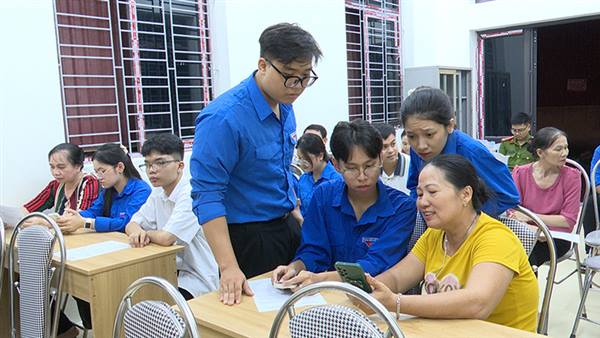 Tổ công nghệ số cộng đồng phường Phù Liễn tổ chức tuyên truyền an ninh mạng và hướng dẫn sử dụng dịch vụ công trực tuyến